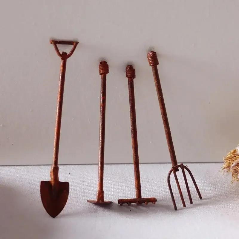 4 Pezzi/Confezione Ornamenti Attrezzi da Giardino in Miniatura Artigianato in Metallo Arrugginito Set di Attrezzi Arrugginiti per Giardinaggio Accessori da Giardino.