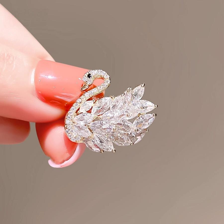 

Exquisite Luxury Gold Color Shiny Zircon Crystal Little Swan Brooches for Women Fashion Cute Clothes Pin Jewelry Accessory Gifts