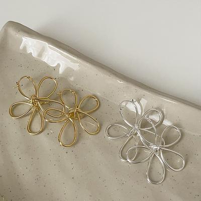 Leere Linien Metall Blume Ohrspangen Damen Schlichte Nische Persönlichkeit Mode Exquisite Eleganz Vielseitige Ohrringe