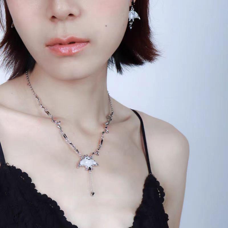 Sweet Devil Fish Necklace With Alloy Pendant For Women And Men Gift