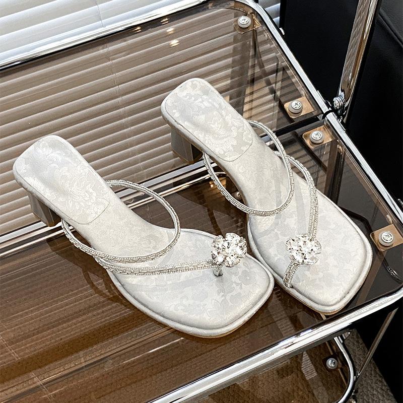 

С юбкой тапочки женские летние новые летние стразы прохладные тапочки толстый каблук красивые босоножки на высоком каблуке 39 серебряный