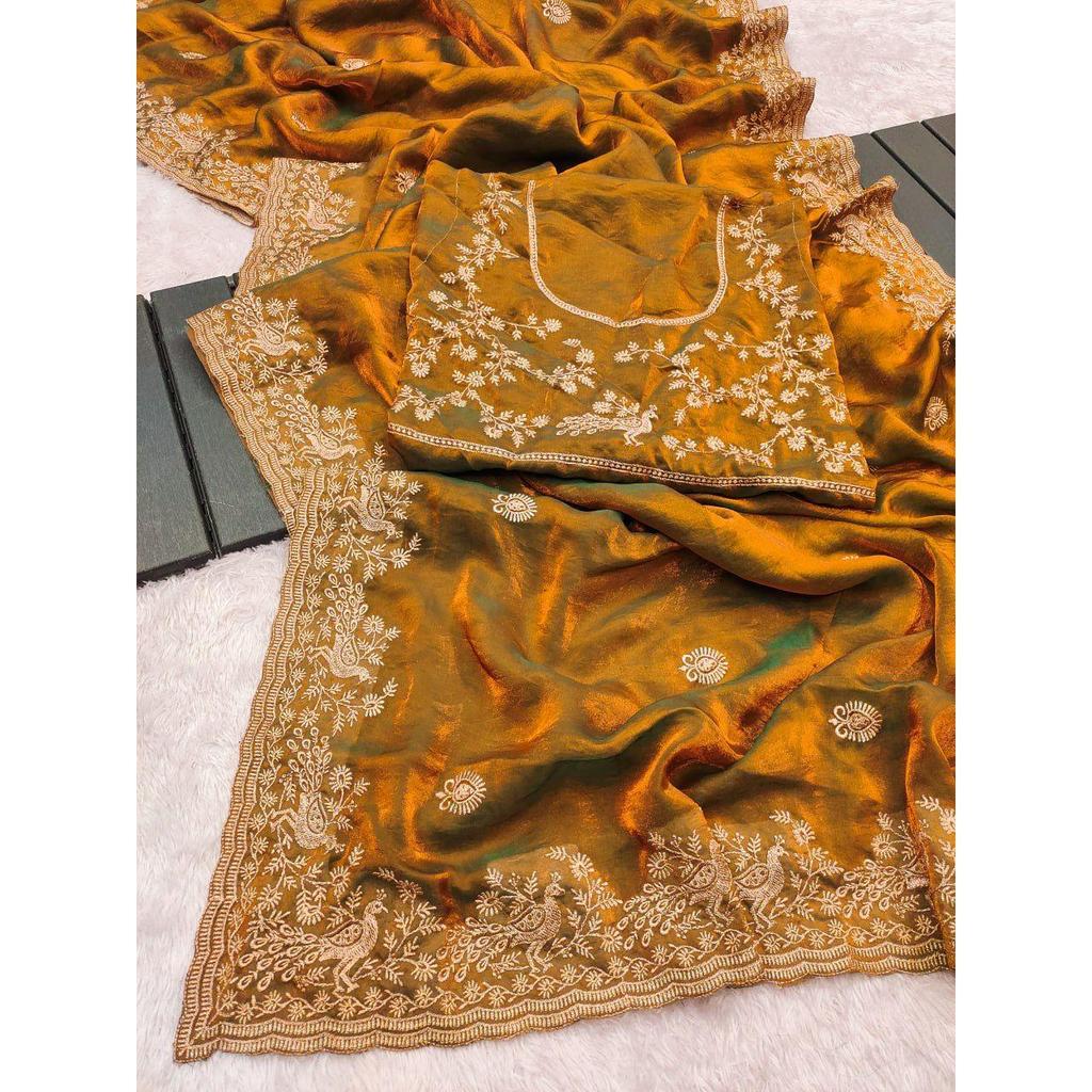Wunderschöner Sari ist elegant mit schwerem Fandy Satinseiden-Sari dekoriert