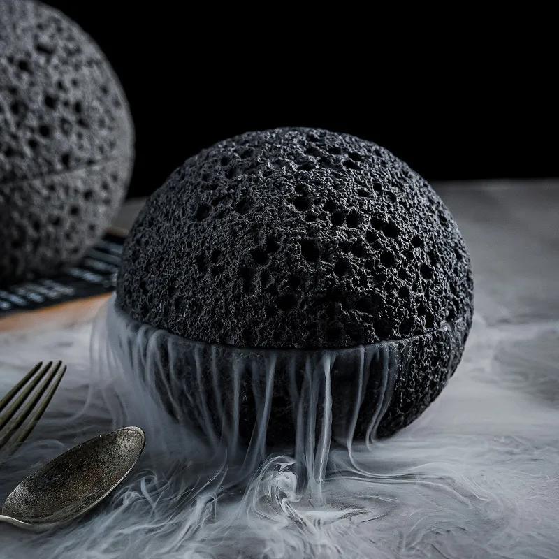 Talíře a misky planetárního tvaru v průmyslovém stylu, talíře a nádobí z mikrocementového meteoritu, japonská jídelní sada