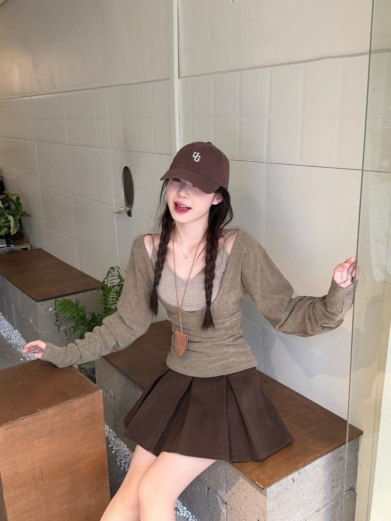 Women s Stylish Two-Piece Set: Contrast Color Camisole and V-Neck Slim Fit T-Shirt for Spring and Autumn. S