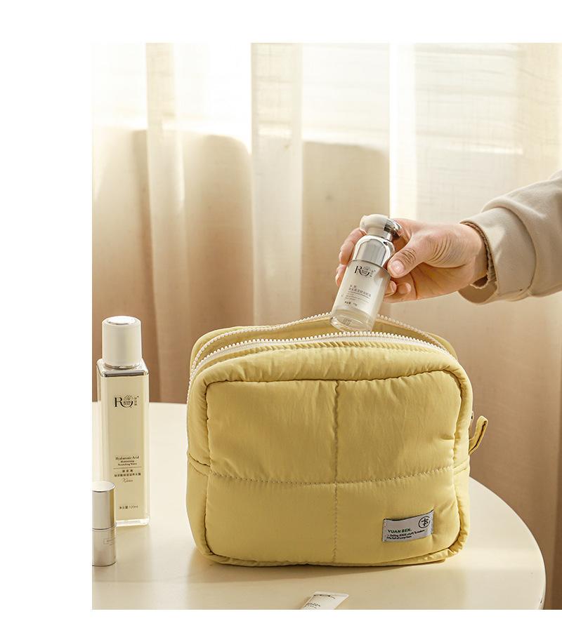 New Design Quilt Quilted Nylon Fluffy Shockproof Cosmetic Bag Cosmetic Storage Female Portable Makeup Bag Travel Vanity Wash Bag