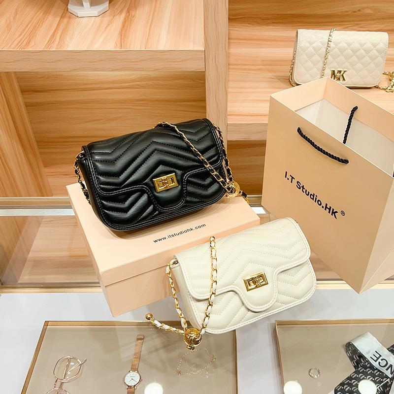 Маленькая квадратная сумка через плечо из натуральной кожи с золотым шариком — фото 6