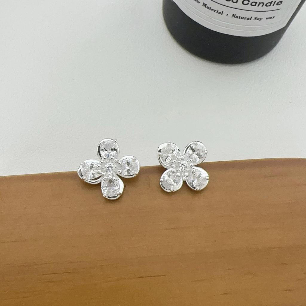 Elegant Zircon Flower Stud Earrings for Women - Fashionable, Luxurious, Sweet, and Versatile.