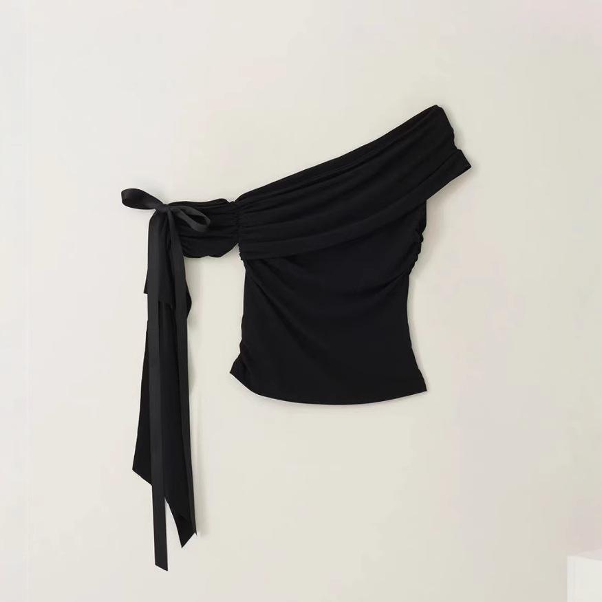 Tričko s odhalenými rameny, s nepravidelným křivým límcem