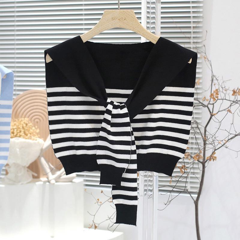 

Вязаный жилет в контрастные полосы синего цвета с вращающимися рукавами, весенне-летняя шаль из тонкой шерсти с накладным воротником и завязанными бретельками