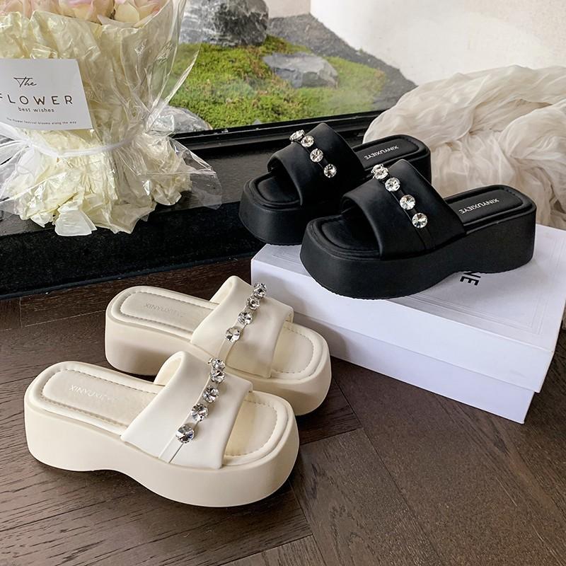 In the summer of 2025, the new thick-soled one-word cool slippers wear rhinestone slippers with skirts and beach shoes for women