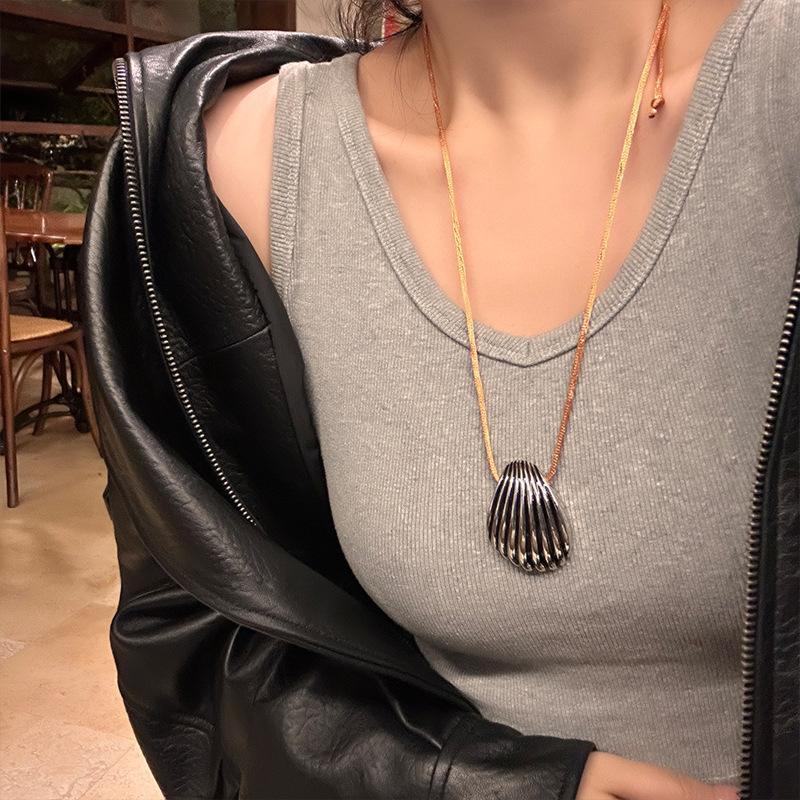 Silver textured shell pull-out necklace Korean ins temperament collarbone chain versatile light luxury fashion jewelry