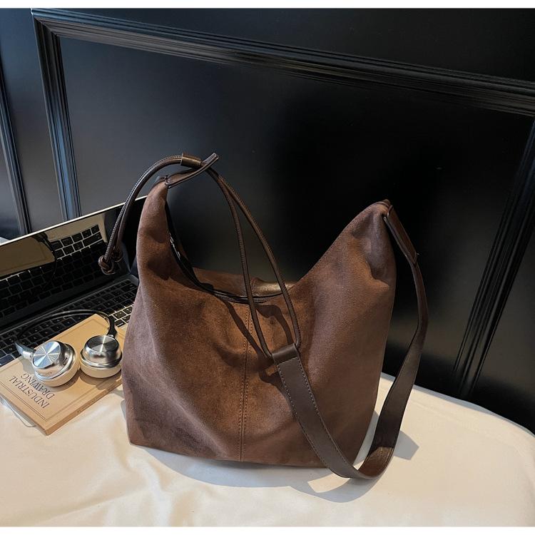 

2025 autumn and winter large-capacity commuting tote bag new fashionable retro suede shoulder messenger bag