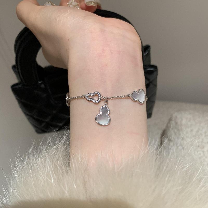 

Легкая роскошь Ретро Китайский браслет из белой раковины и красной раковины в форме тыквы, Изысканная подвеска, Роскошь и экстравагантность Белый браслет высокого класса