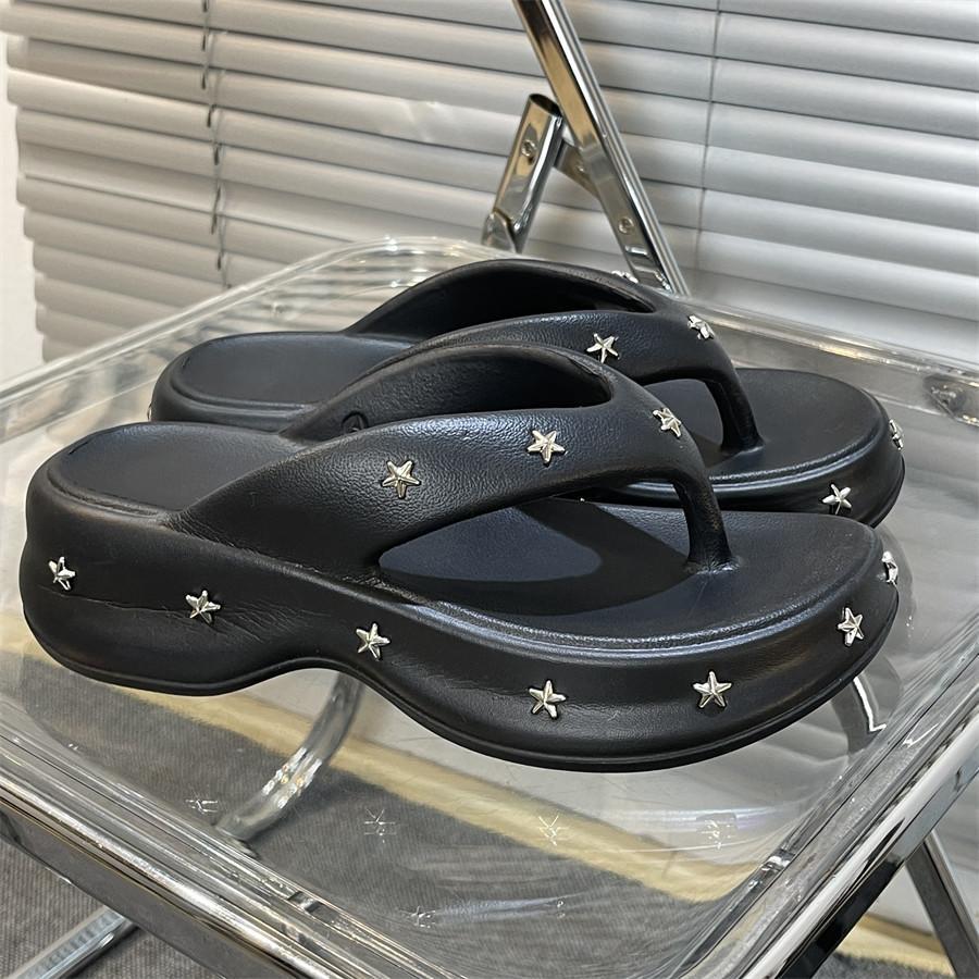 New flip-flops star cool slippers for women to wear New Year's summer fashion muffin bottom. Thick-soled heightening slippers