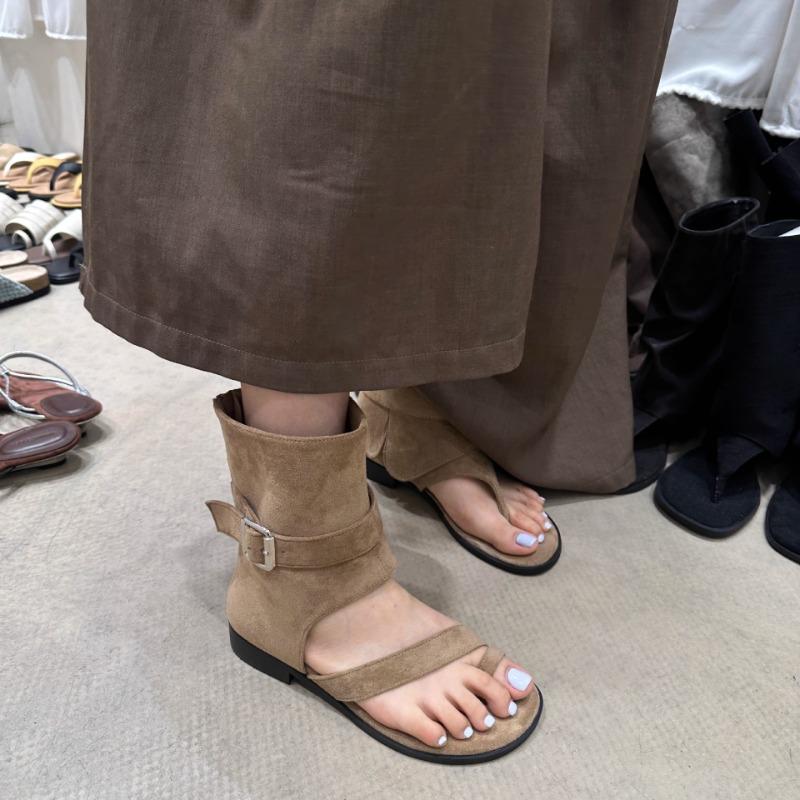 Summer new retro square head cover with heightened toes, wedged sandals, and casual cool slippers outside.