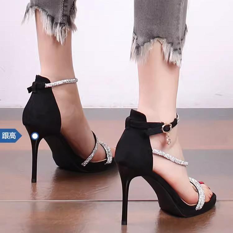 Wodoodporne sandały na platformie z cyrkoniami damskie 2025 lato nowe czarne buty damskie z odkrytymi palcami wszechstronne jednosłowne z temperamentem wysokie obcasy