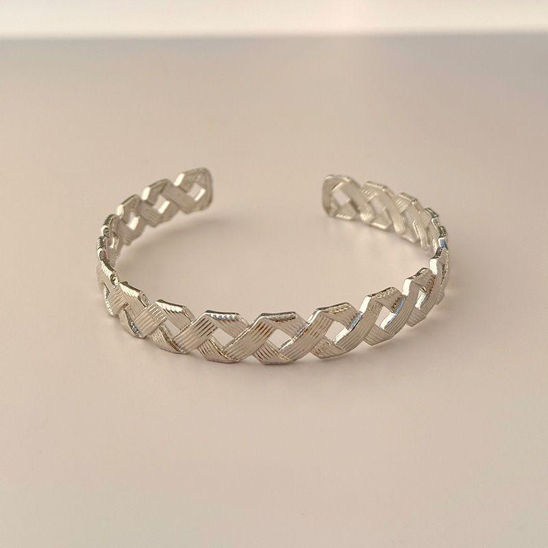 

Chic Gold Bracelet: European & American Style, High-Class & Versatile, Bold & Fashionable Design