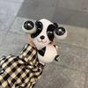 Panda regardant le jouet de décompression par pincement de la main
