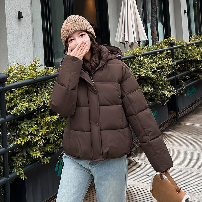 Dámská krátká větruodolná zateplená zimní bunda s kapucí a raglánovými rukávy