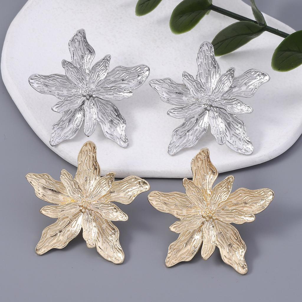 Creative design, three-dimensional multi-layer metal flower earrings, simple and versatile, stylish and trendy alloy stud earrings