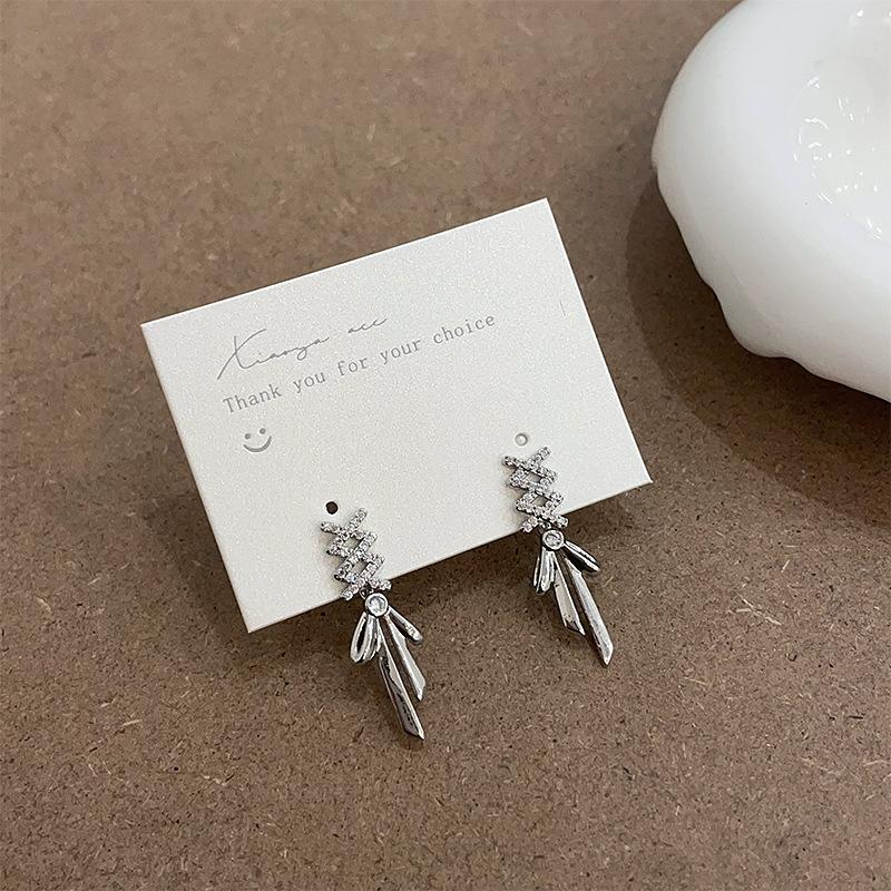 A Pair Of Zircon Bow Stud Earrings For Women With A Niche Design Sense, Light Luxury, Fashion, Simple And Versatile Earrings And Earrings.