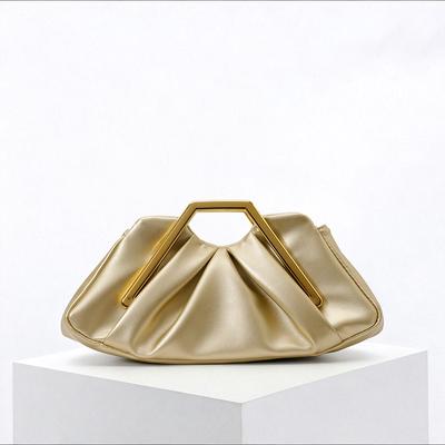 Gefaltete Handtasche in Wolkenform im Retro-Stil, geeignet für Abendgarderobe.