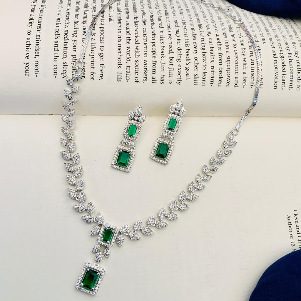 Versilbertes, rundes Diamant-Halsketten-Set mit Diamanten für Damen