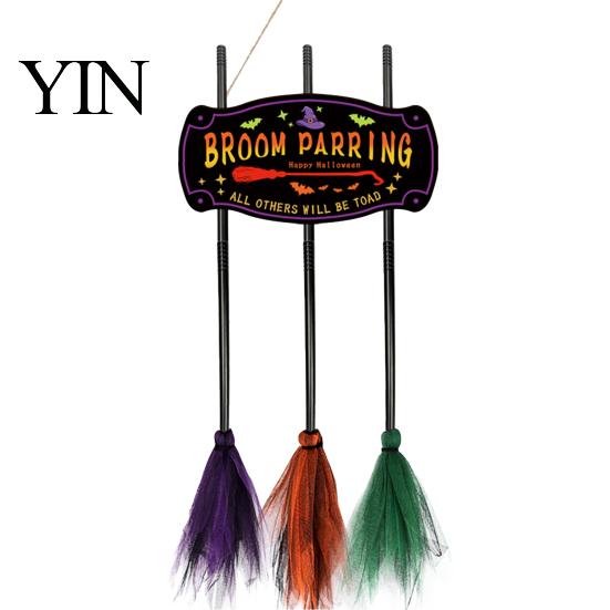 Halloween Yard And Porch Supplies Broom Parking Sign with 3 Witch Brooms, Hocus Pocus Themed Wooden Sign, Party Ornaments Funny Wall Hanging
