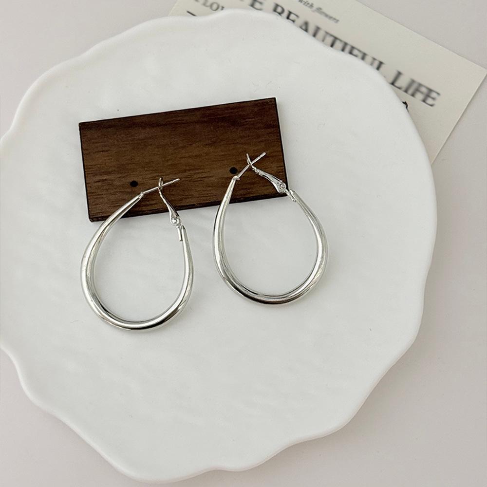 Minimalist High-End Water Drop Hoop Earrings: Elegant Light Luxury Jewelry for Everyday Wear