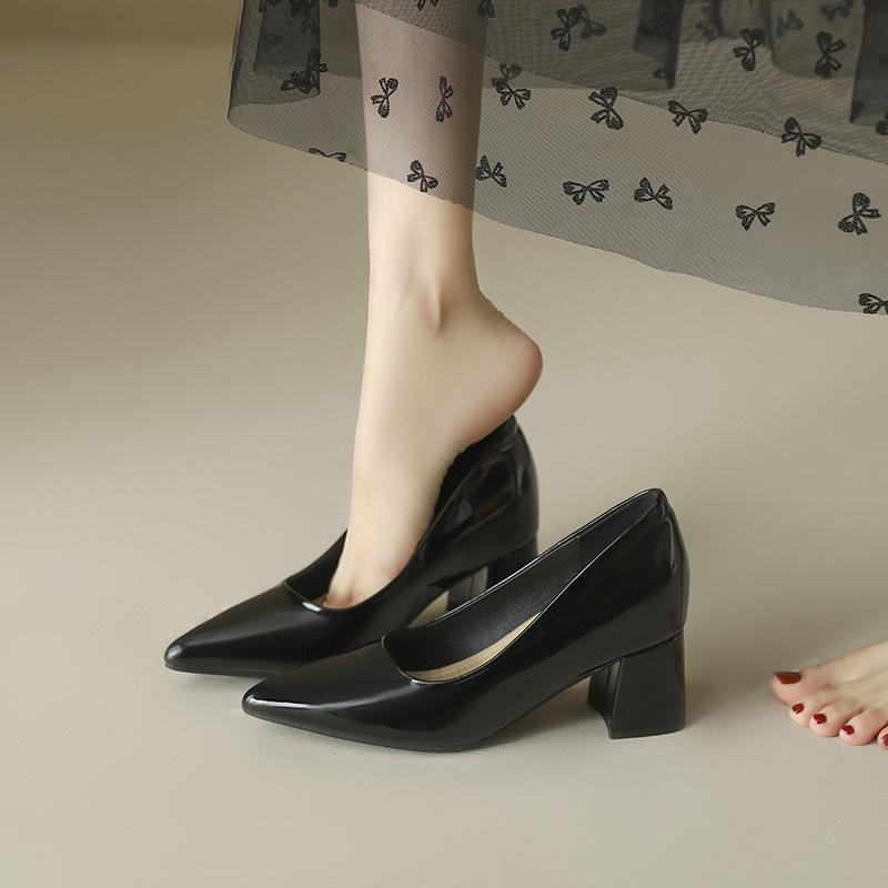 

Sheepskin~ Commuter single shoes women s new models with skirts patent leather nude high heels are not tired, and the inner height of the feet 33 чёрный