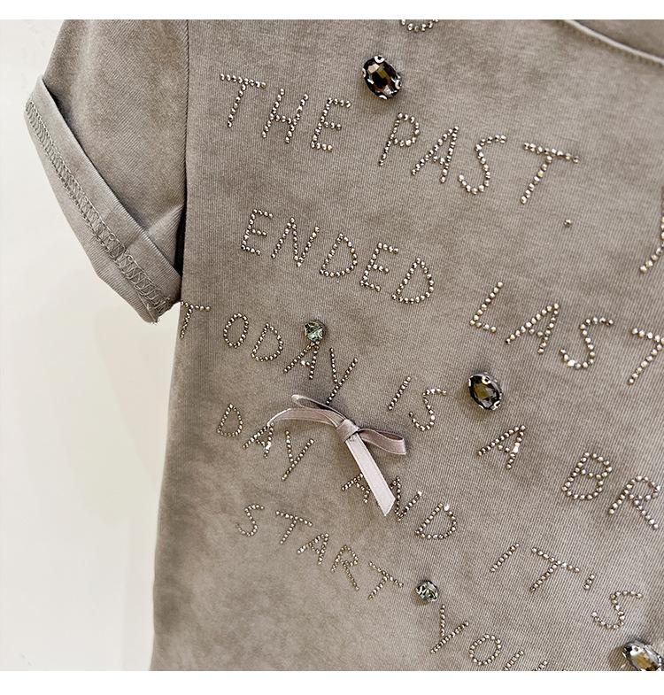 T-shirt med korta ärmar och diamantbokstav för tung industri för kvinnor på sommaren, slimmande och åldersreducerande, slim fit topp med rund hals