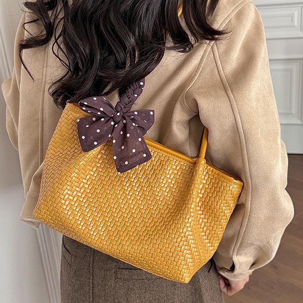 2026 Spring/Summer Women's Woven Bucket Bag: Versatile Large Capacity Shoulder & Crossbody Style