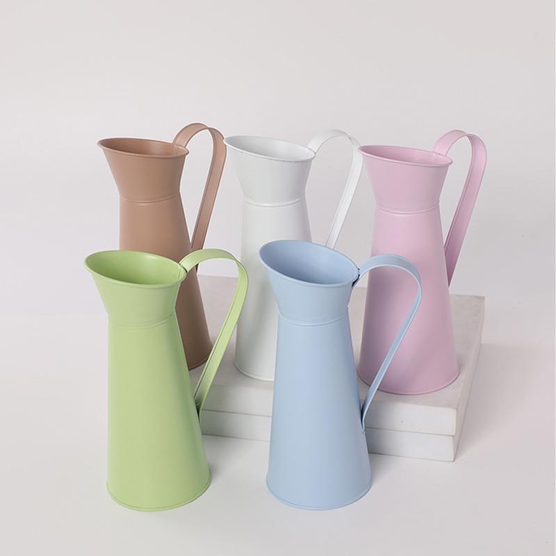 Dekorace do bytu Džbán Kovový džbán Dekorace Bytová dekorace Elegantní a okouzlující Vysoce kvalitní materiál Perfektní velikost pro bytové dekorace