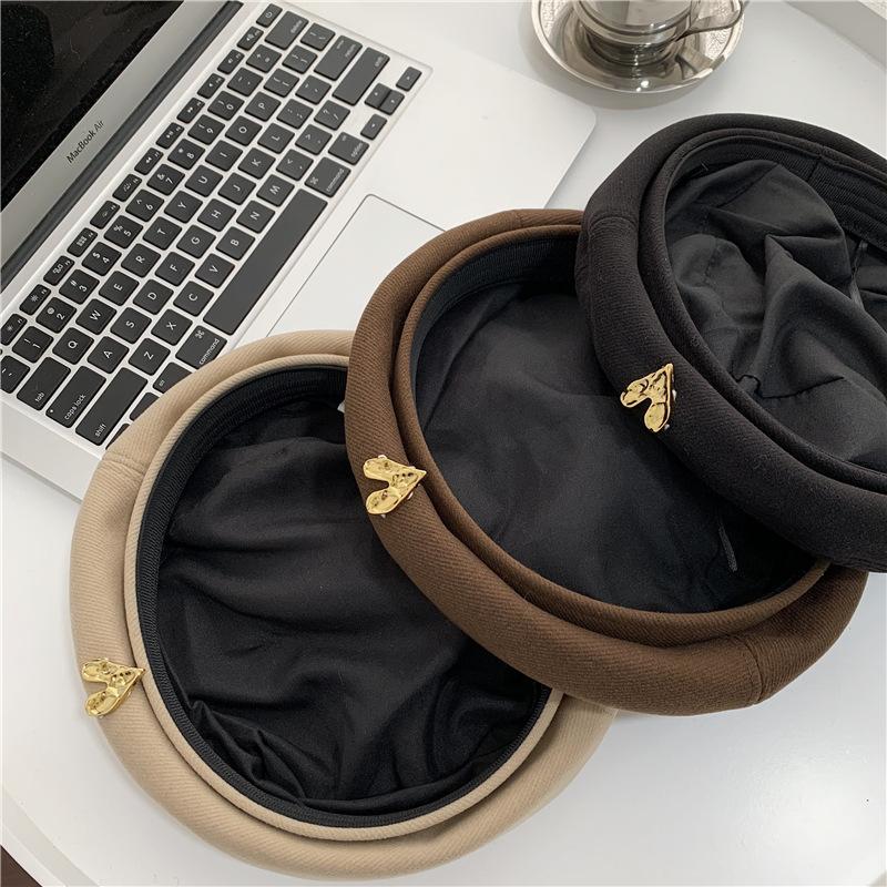 Modische Baskenmütze mit herzförmigem Metall-Accessoire, Baskenmütze aus Polyester für Damen mit Weihnachtsfeiertagsthema, einzigartige lässige Malerkappe für Ausflüge