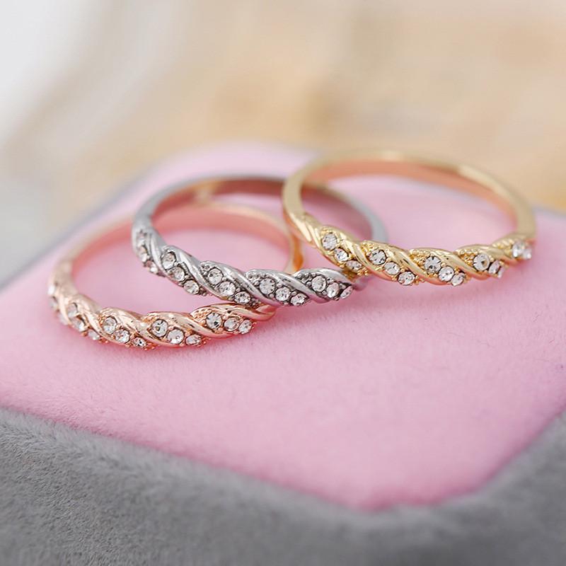 Classy And Stylish Womens Leaf Shaped Ring With Brilliant Crystals In Gold Silver And Rose Gold