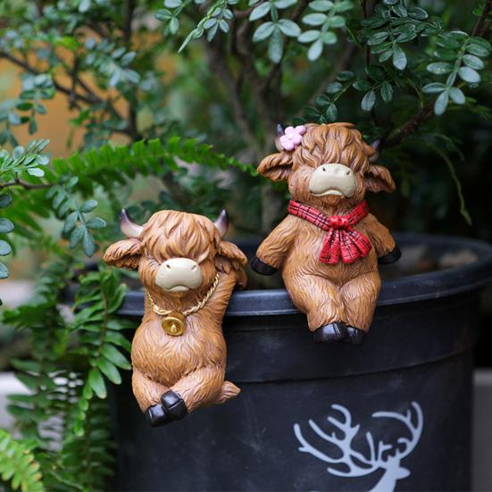 2Pcs Cartoon Highland Cow Figurine Couple Highland Cattle Statue Resin Sculpture Outdoor Garden Flower Pot Hugger Ornament Decoration