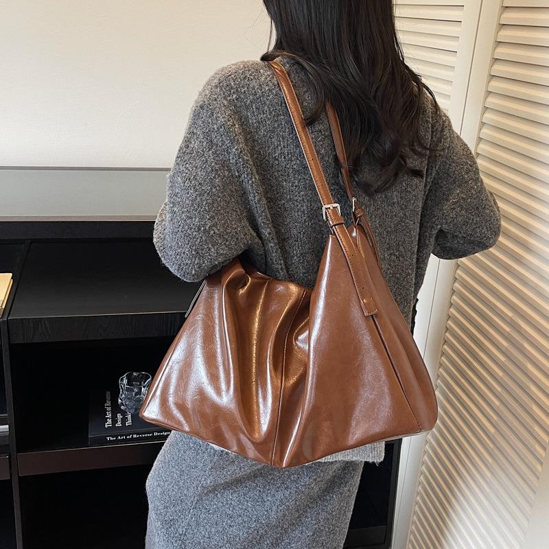 Retro bag women's large capacity 2025 new autumn and winter niche design shoulder messenger bag popular commuter tote bag