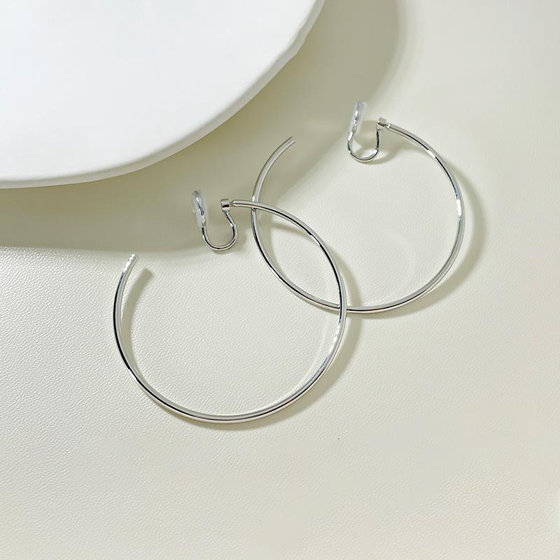 Korean version of round plain ring earrings Internet celebrities with the same simple mosquito coil disc without ear clips versatile atmospheric