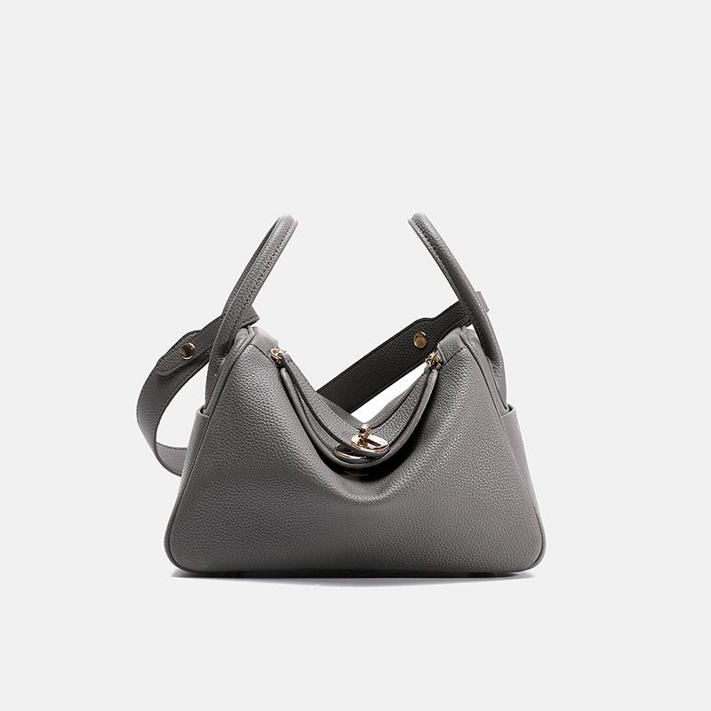 

Lindy Bag 2025: Classic European & American Fashion, Litchi Pattern, Single Shoulder & Crossbody Doctor Handbag Small (19*12*10cm) темно-серого