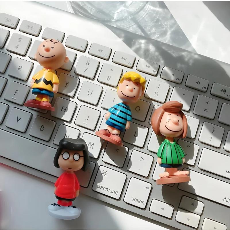 Hot 12Pcs Cartoon Snoopy Charlie Sally Woodstock Kawaii Anime Mini Figure Model Toys Cake Decoration Peopl Collection Props Gift
