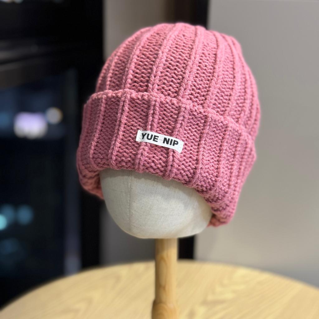 Wollmütze im koreanischen Stil für Männer und Frauen für Herbst und Winter Neuer warmer Stil Kleines Gesicht Ohrenschutz Vielseitige Dopamin-Farbe Patch Strickmütze