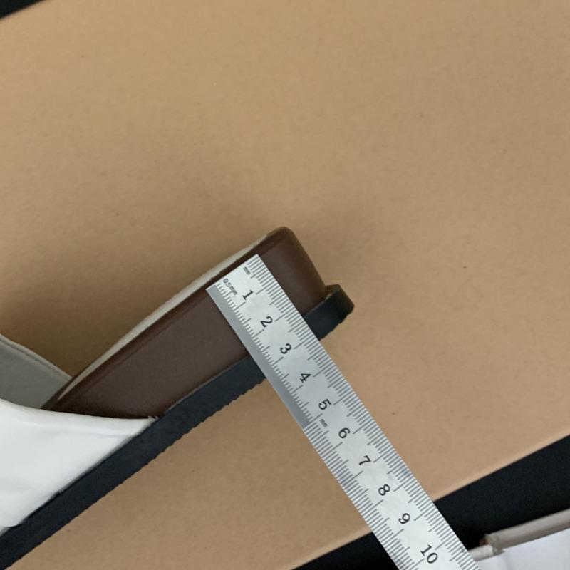 Mode plissierte Ein-Wort-Schlepp-Schrägabsatz Zehensteg-Slipper Damen Sommerbekleidung neu Metallschließe schöne coole Slipper