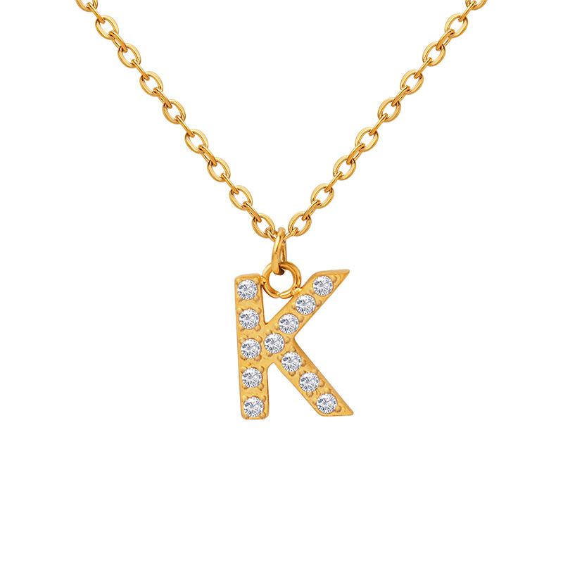 Fashion Trend Blogger με το ίδιο κολιέ με 26 γράμματα διαμαντένιο κρεμαστό κολιέ από τιτάνιο ατσάλι με επίχρυση αλυσίδα αξεσουάρ κλείδας