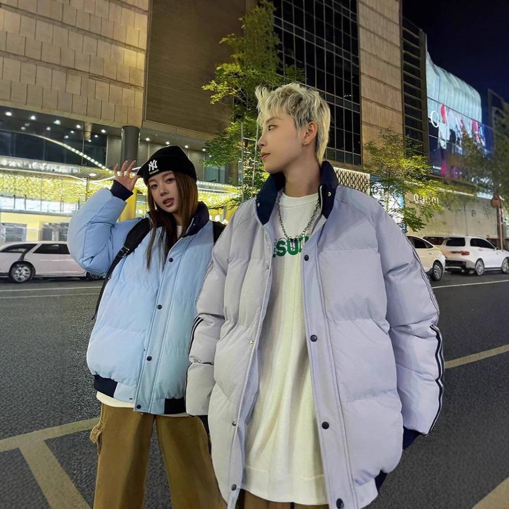 Cotton-padded clothes are popular in winter. Men's thickened jackets and women's stand-up collars are couples' three-bar bread clothes.