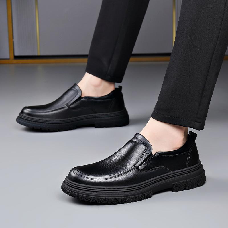 

Новая повседневная кожаная обувь 2025 года, ретро кожаная поверхность, дышащая и легкая, модный тренд ленивых слипонов, трендовая обувь на платформе для мужчин 44 чёрный