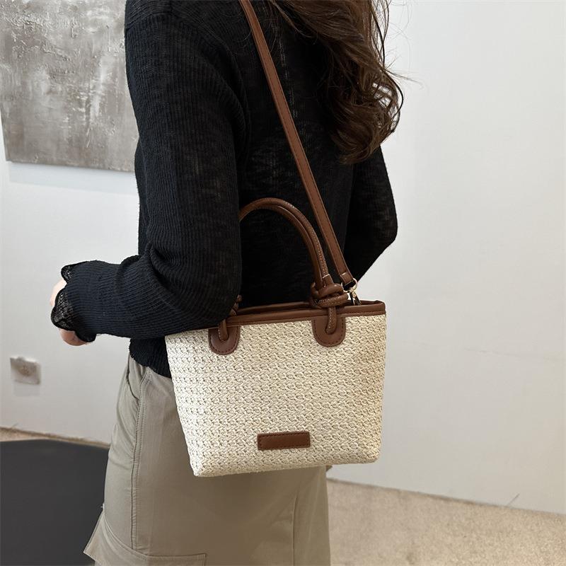 Portable messenger bag, new summer vacation beach wind straw woven bag, beautiful bucket bag, woven bag.