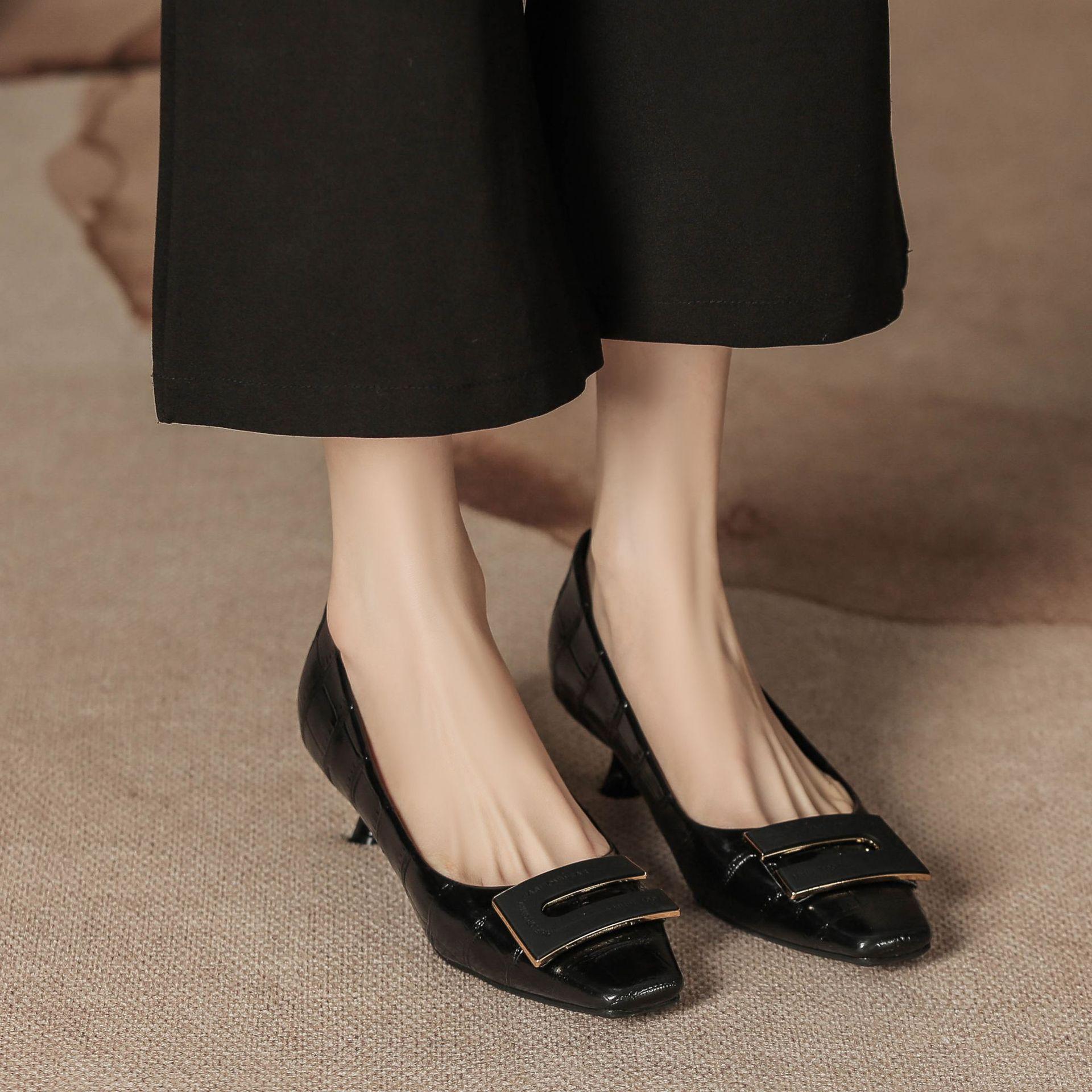 

H783-2 work shoes women s spring new women s shoes small square head short heel sheepskin pad single shoes plaid texture large C buckle 34 чёрный