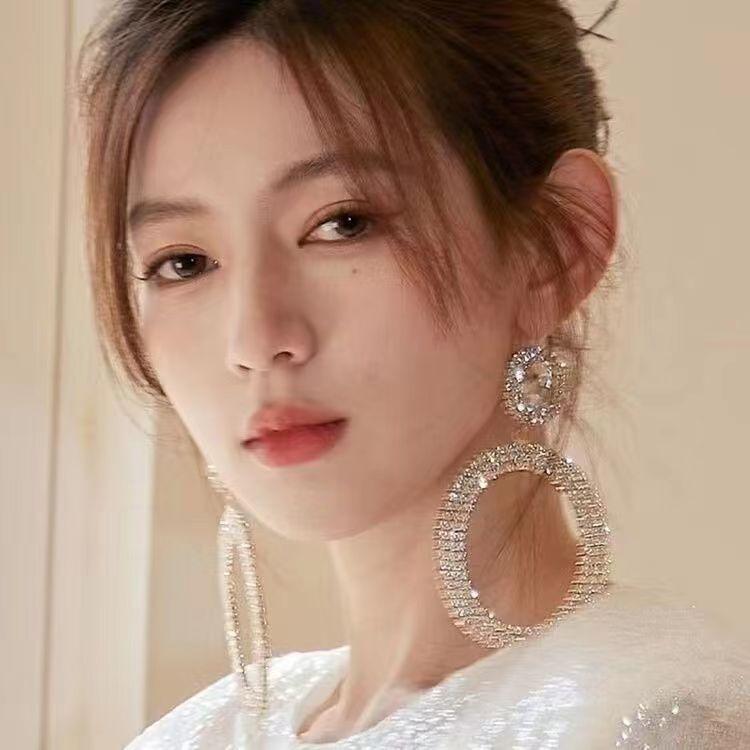 Full Diamond Earrings Show A Small Face, Exaggerated Big Earrings, and Flash Earrings.