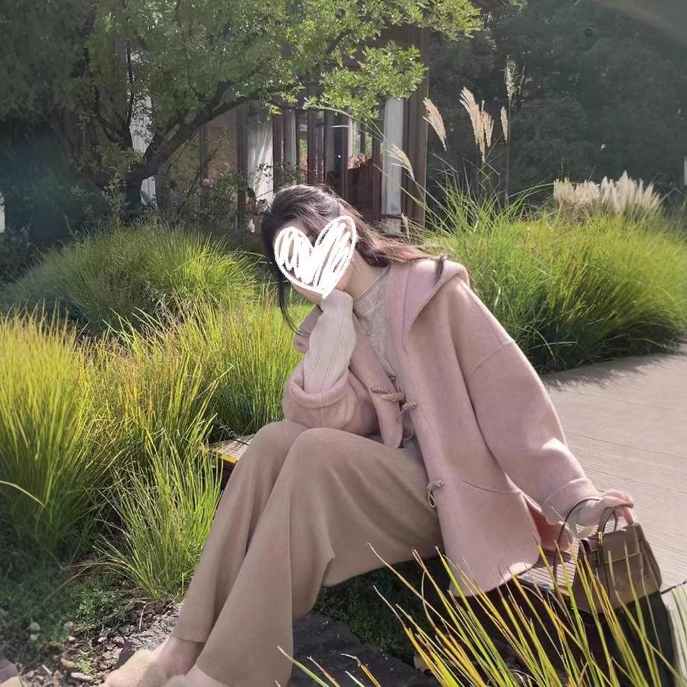 Krótki płaszcz wełniany dwustronny z guzikami rogowymi dla kobiet Jesień i Zima Nowy płaszcz z kapturem Płaszcz wełniany