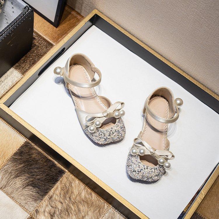 

Baotou girls sandals summer 2025 new fashion comfortable baby children princess shoes soft sole girls leather shoes 33 абрикосовый